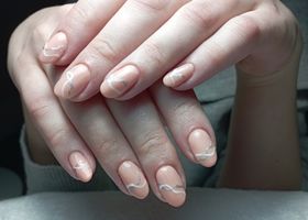 Béžové nehty s bílými a stříbrnými linkami – Gelové nehty Brno – Nehty Ilona