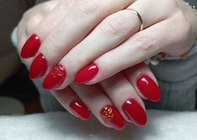 Rudé gelové nehty se zlatým zdobením – Modeláž nehtů Brno – Nehty Ilona