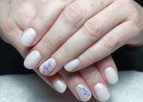 Mléčně bílé gelové nehty s jarními kvítky – Nehtové studio Brno – Nehty Ilona