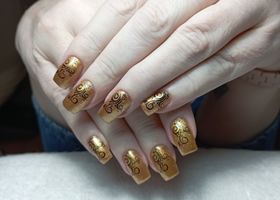 Zlaté nehty s černými razítky – Gelové nehty fotografie – Nehty Ilona