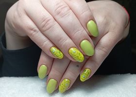 Žlutozelené gelové nehty s razítky – Modeláž nehtů Brno – Nehty Ilona