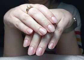 Nádherné a něžné nehty v nude odstínu – Modeláž nehtů Brno – Nehty Ilona