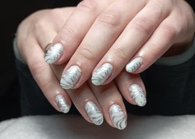 Mléčné nehty se stříbrnými razítky – Nehtové studio Brno – Nehty Ilona