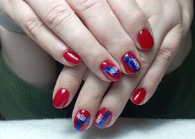 Rudé gelové nehty zdobené modrou fólií s nálepkou – Modeláž nehtů Brno – Nehty Ilona
