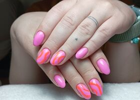 Růžové nehty s neonově oranžovými vlnkami – Gelové nehty fotogalerie – Nehty Ilona