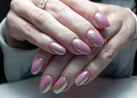 Nehty na růžovém podkladu s Unicorn pigmentem – Modeláž nehtů Brno – Nehty Ilona
