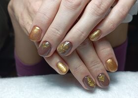 Hnědé gelové nehty se zlatým zdobením – Gelové nehty fotografie – Nehty Ilona