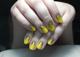 Žluté gelové nehty se zelenými třpytkami – Gelové nehty fotogalerie – Nehty Ilona