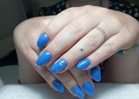 Modré gelové nehty s bílými nálepkami – Nehtové studio Brno – Nehty Ilona