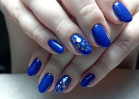 Modré nehty s kovovými kolečky – Gelové nehty fotogalerie – Nehty Ilona