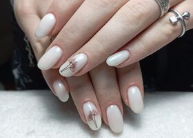 Mléčně bílé nehty s kytičkami – Modeláž nehtů Brno – Nehty Ilona