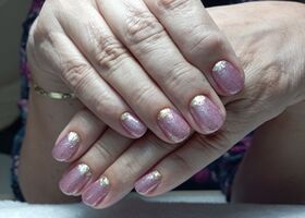 Třpytivé růžové nehty se zlatým zdobením – Gelové nehty Brno – Nehty Ilona