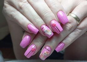 Barbie růžové nehty se třpytkami, zlatými proužky a kočičkou – Nehty foto – Nehty Ilona