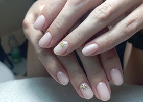 Mléčně růžové nehty se zlatým sluníčkem – Gelové nehty fotogalerie – Nehty Ilona