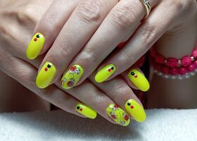 Nehty s beruškami na neonově žluté – Nehty foto – Nehty Ilona