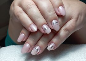 Třpytivé světle růžové nehty se stříbrnými proužky – Gelové nehty fotogalerie – Nehty Ilona