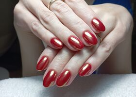 Rudé nehty se zaleštěným zlatým pigmentem – Modeláž nehtů Brno – Nehty Ilona