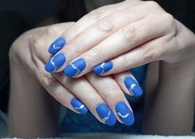 Modré matné nehty se stříbrnými proužky v lesku – Modeláž nehtů Brno – Nehty Ilona