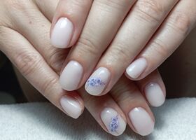 Mléčné bílé nehty s kytičkami – Gelové nehty fotografie – Nehty Ilona