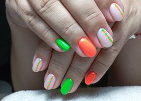 Letní neonová variace gelových nehtů – Gelové nehty fotogalerie – Nehty Ilona