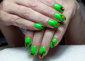 Neonově zelené nehty zdobené spider gelem s oranžovými detaily – Gelové nehty fotogalerie – Nehty Ilona