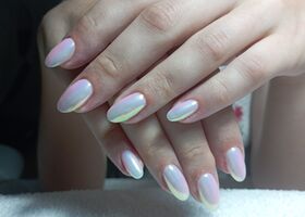 Bílé nehty se zaleštěným Aurora pigmentem – Modeláž nehtů Brno – Nehty Ilona