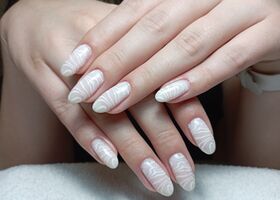 Mléčné gelové nehty s bílými razítky – Gelové nehty Brno – Nehty Ilona
