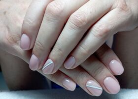 Světle růžové nehty se stříbrnými proužky – Nehtové studio Brno – Nehty Ilona