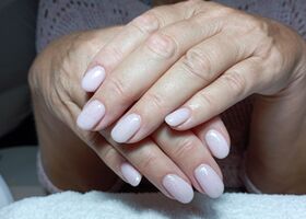 Světle růžové nehty se třpytivým topem, modelováno soft gelem – Nehtové studio Brno – Nehty Ilona