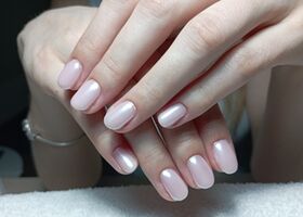 Jemné růžové nehty s perlovým pigmentem, modelováno bází – Nehtové studio Brno – Nehty Ilona