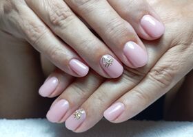 Jemně růžové nehty se zlatou aplikací – Nehtové studio Brno – Nehty Ilona