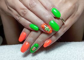 Letní neonové zeleno oranžové nehty, 3D nálepky a dozdobeno spider gelem – Nehtové studio Brno – Nehty Ilona