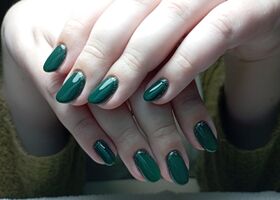 Tmavě zelené nehty s třpytivou linkou u lůžka – Nehtové studio Brno – Nehty Ilona