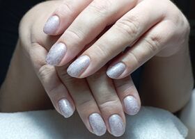 Světle růžové nehty se stříbrnými razítky – Modeláž nehtů Brno – Nehty Ilona