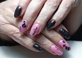 Růžovo černé nehty s kočičkami – Gelové nehty Brno – Nehty Ilona