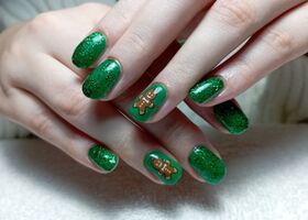 Vánoční zelené nehty s perníčky – Nehtové studio Brno – Nehty Ilona