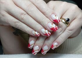 Vánoční červené nehty se zlatými a bílými linkami – Gelové nehty fotogalerie – Nehty Ilona