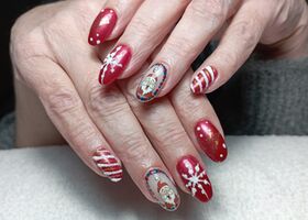 Gelové nehty ve vánoční červené variaci – Gelové nehty fotografie – Nehty Ilona