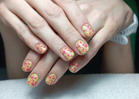 Žlutozelené nehty s razítkem růžových květů – Modeláž nehtů Brno – Nehty Ilona
