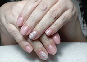 Jemné růžové nehty s nálepkou – Gelové nehty Brno – Nehty Ilona
