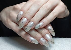 Nehty s perleťovým gelem se stříbrnými vlnkami – Gelové nehty Brno – Nehty Ilona