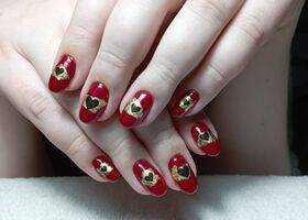 Valentýnské nehty se srdíčky na zlaté folii – Nehty foto – Nehty Ilona