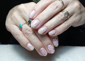 Efektové gellak nehty s růžovými kousky – Nehty foto – Nehty Ilona
