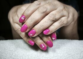 Krátké neonově růžové nehtíky s motýlky – Modeláž nehtů Brno – Nehty Ilona