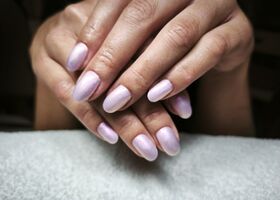 Perleťové nehty s fialkovým nádechem – Nehtové studio Brno – Nehty Ilona