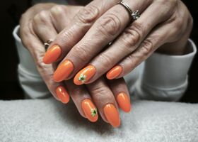 Oranžové nehty se čtyřlístky pro štěstí – Nehty inspirace – Nehty Ilona