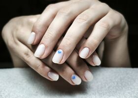 Mléčné nehty s modrými srdíčky – Úprava nehtů – Nehty Ilona