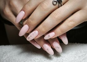 Zamilované, mléčně růžové nehty – Modeláž nehtů Brno – Nehty Ilona