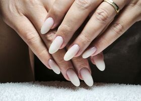 Dlouhé mléčné nehty – Úprava nehtů – Nehty Ilona