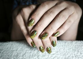 Třpytivé, zlaté nehty s modrými razítky – Gelové nehty fotografie – Nehty Ilona